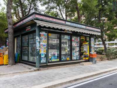 Proseguiamo per andare a incrociare sulla destra una stradina che conduce su via Camillo Rosalba. Qui si trova una delle attivit� �storiche� della zona: l�edicola-chiosco di Francesco Cascione. �Siamo aperti dal 1988 � ci dice il titolare -. La zona � cambiata negli anni: prima c�erano pi� uffici, ma l�aumento degli affitti li ha fatti andare via�
